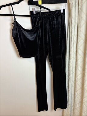 NWT Le Lis Black Velvet Set